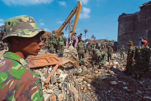 ANGGOTA tentera mencari saki-baki mayat mangsa di lokasi pesawat Hercules terhempas di Medan, Sumatera Utara, semalam.  