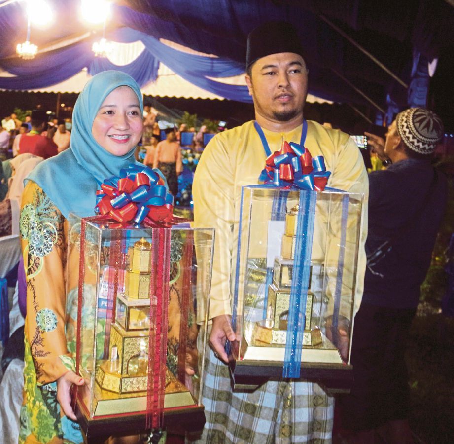 Muhamad Muslim dan  Nur Nadiyah  muncul  johan qari dan qariah Majlis Tilawah al-Quran Peringkat Negeri Johor Ke- 61 di Stadium Mersing.