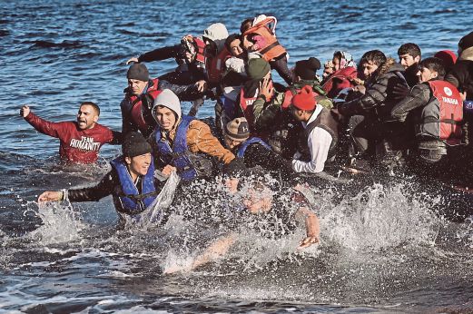SEBAHAGIAN daripada pendatang yang tiba di Pulau Lesbos, Greece, semalam selepas menyeberang laut Aegean dari Turki. 