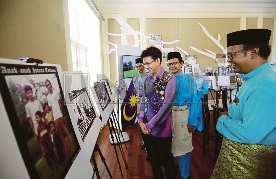 PENGERUSI Asian Heritage Museum (AHM) Tunku Zain Al-Abidin Tuanku Muhriz (tiga dari kanan) melihat pameran majlis reunion di Carcosa Seri Negara. FOTO Syarafiq Abd Samad