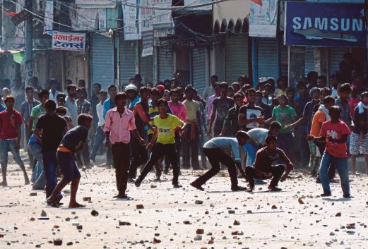 PENUNJUK perasaan melontar batu ke arah polis ketika pertempuran di Birgunj, sempadan Nepal-India, semalam.
