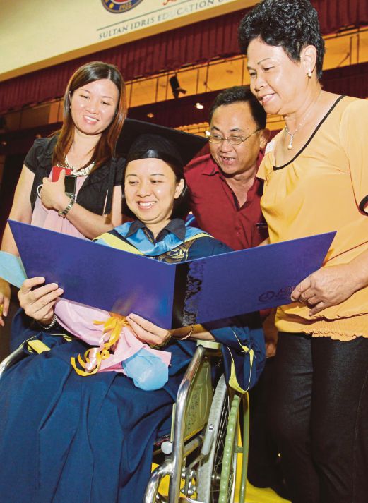 Chong  (depan) melihat sijil bersama ibu, Chan Soo Chan (kanan) suami, Teo  (dua kanan) dan adik, Agnas Chong.