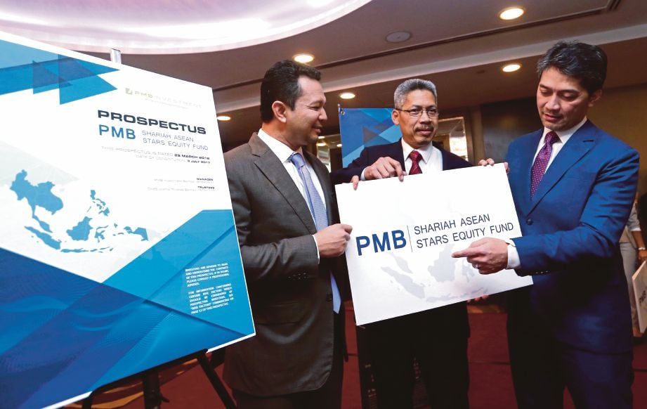 DARI kiri, Najmi, Ketua Pegawai Eksekutif Kumpulan Pelaburan MARA, Datuk Nazim Rahman dan Pemangku Ketua Pegawai Pelaburan PMB Investment, Isnami Ahmad Mohtar melancarkan PMB SASEF.  