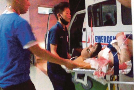 ANGGOTA perubatan membawa Sheikh Aaidh yang cedera ke sebuah hospital di Zamboanga.