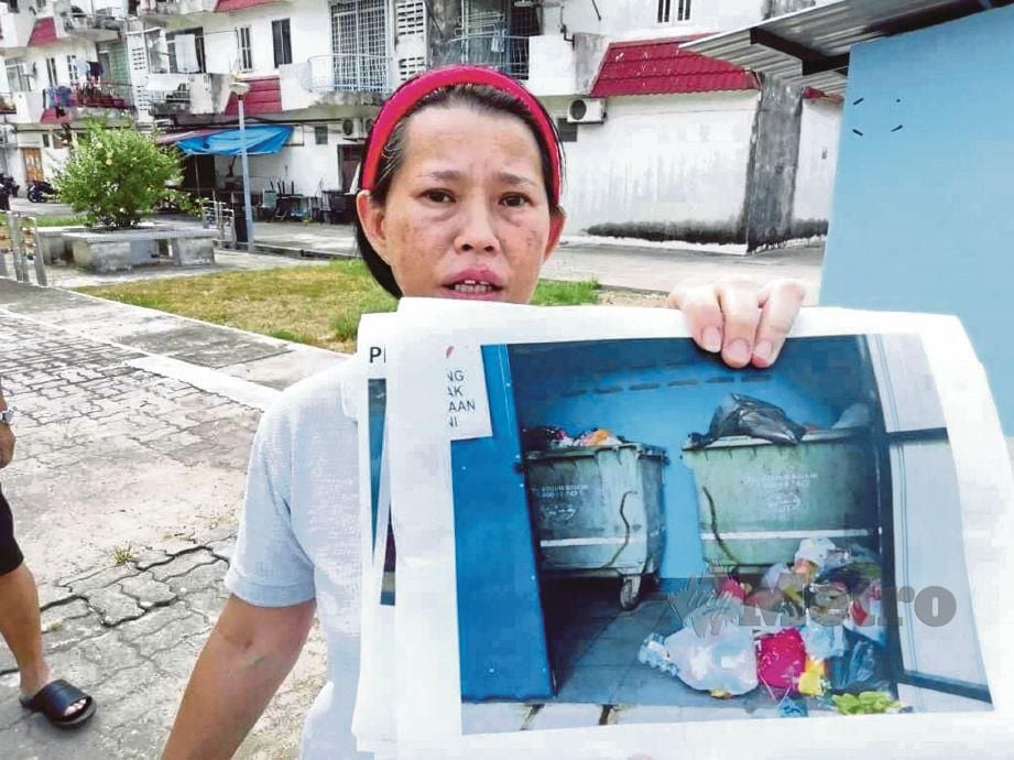 PENGHUNI pangsapuri, Chan Yoke Jee menunjukkan gambar sampah yang dibuang penduduk luar dalam pondok sampah tertutup yang disediakan khas untuk penduduk pangsapuri Prosperity Court.