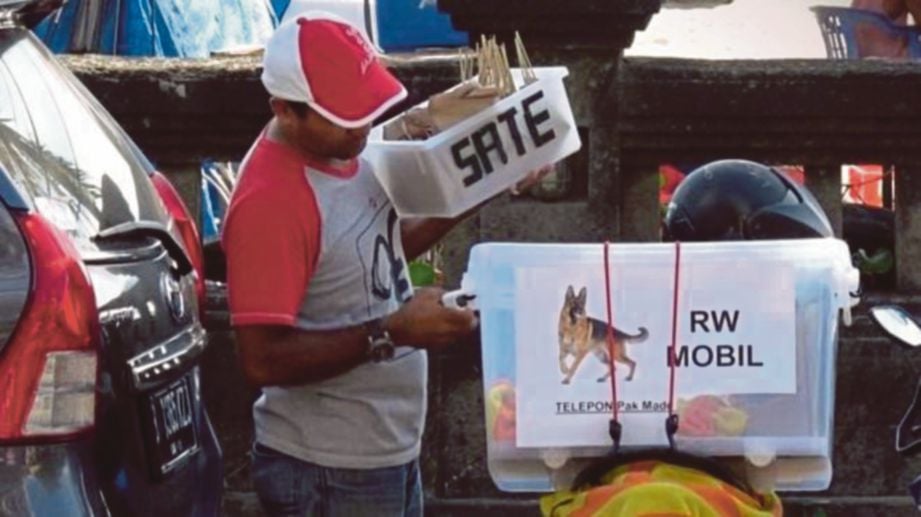 GAMBAR yang dirakam penyiasat Animals Australia menunjukkan seorang lelaki menjual sate daging anjing di Bali. - Agensi 