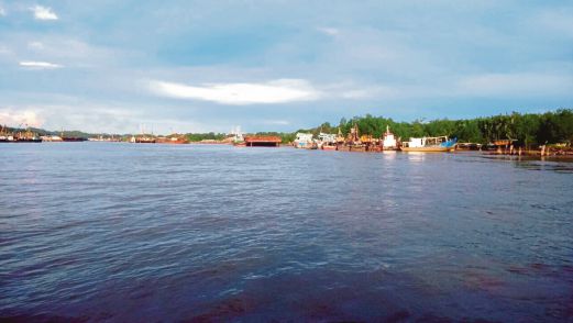 LOKASI  kejadian perahu panjang  yang  karam selepas  berlanggar dengan   tongkang di Sungai Kemena,   semalam. 