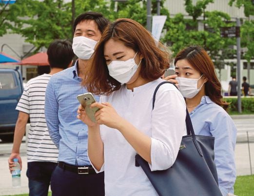 ORANG ramai memakai topeng muka kerana bimbang penularan MERS di Seoul.