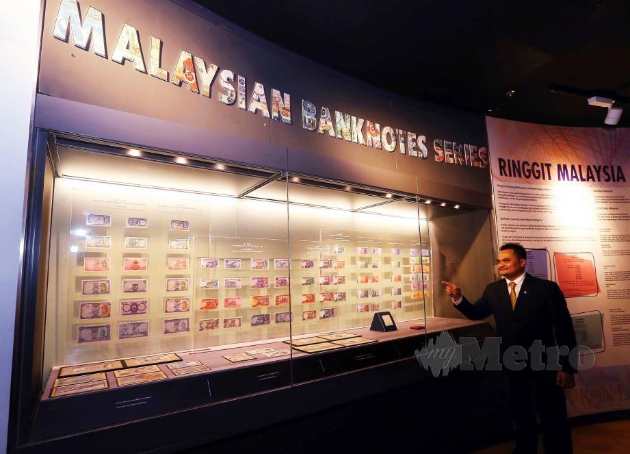 WAN Muhammad Danial  menunjukkan koleksi duit lama yang ada di Muzium dan Galeri Seni BNM.