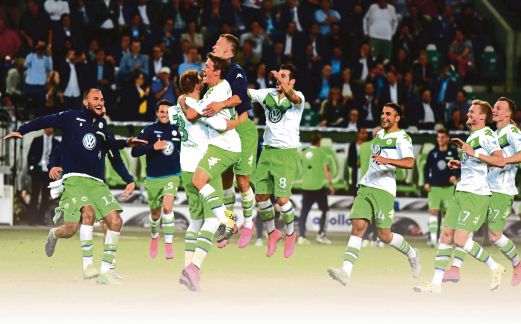 PEMAIN Wolfsburg rai kejayaan julang trofi pertama musim ini.