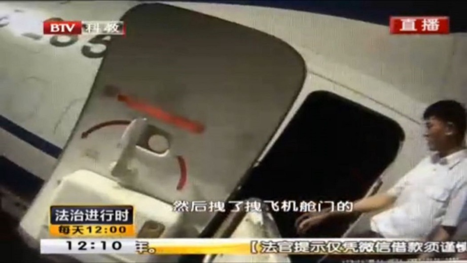 GAMBAR dari  berita BTV menunjukkan pintu pesawat yang cuba dibuka Zhang. - hongkongfp.com