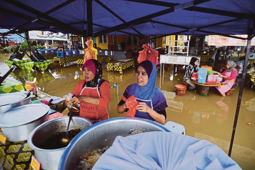 PEKERJA Siti Nazzatol terpaksa meneruskan jualan dalam keadaan tidak menyenangkan setiap kali berlaku banjir kilat.