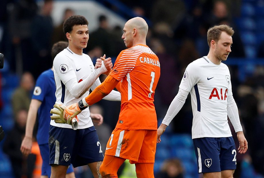 PENJAGA gol Chelsea, Willy Caballero bersalaman dengan pemain Tottenham, Dele Alli  selepas berakhir aksi EPL di Stadium Stamford Bridge. - Foto REUTERS