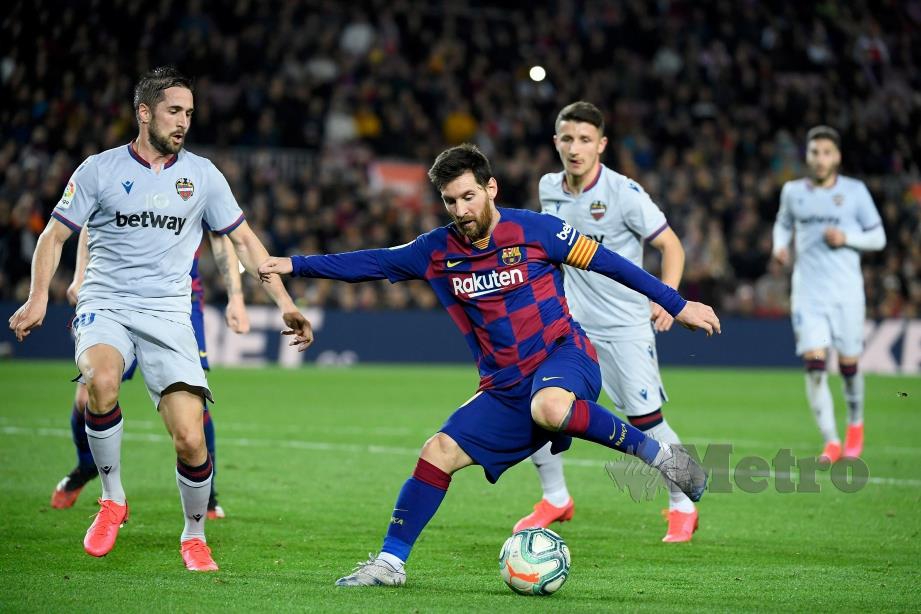 Lionel Messi (dua kiri) beraksi bersama Barca dalam La Liga Sepanyol. FOTO AFP