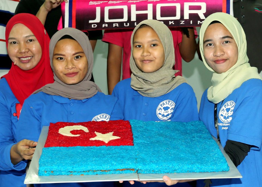 PELAJAR KKTJ (dari kiri), Siti Aishah Mohd Fauzi , Farra Najieha Aduka Mutmin, dan Nurin Hidayah Abd Halim menunjukkan pulut kesyukuran sempena Johor DT ke final Piala Malaysia 2017 di Kolej Kemahiran Teknikal Johor.  FOTO/ZAIN AHMED 