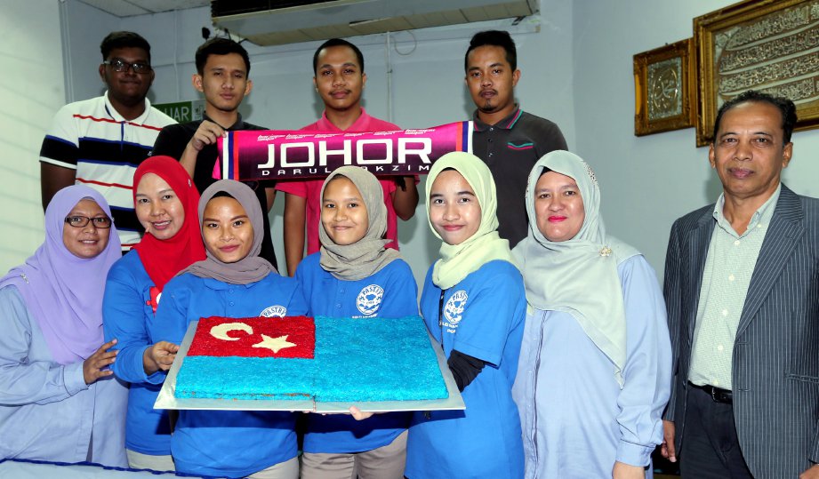 PELAJAR KKTJ  Kolej Kemahiran Teknikal Johor, bergambar selepas menyiapkan pulut kesyukuran. FOTO/ZAIN AHMED 
