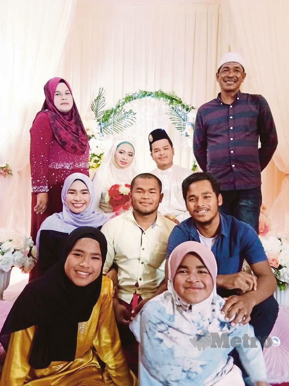WAN NurulAsifa (duduk barisan kedua, kiri) bersama ahli keluarganya. FOTO Ihsan Wan Nurulasifa Wan Ab Aziz