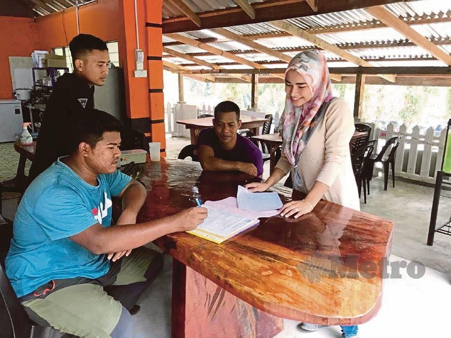 WAN NurulAsifa melayan pelanggan di chalet yang diusahakan sejak tahun lalu di Kampung Jelawang, Kuala Krai. FOTO Ihsan Wan Nurulasifa Wan Ab Aziz