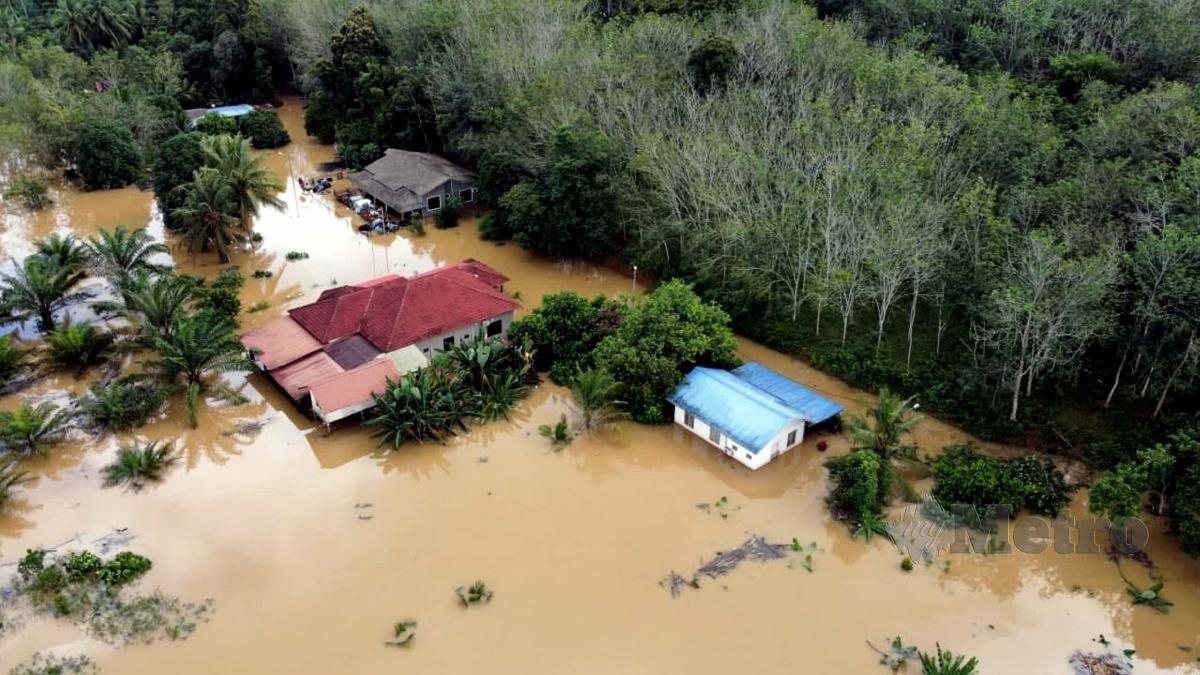 Pandangan udara situasi banjir yang melibatkan 7 buah rumah di Kampung Batu 5, Buloh Kasap Segamat, Johor. FOTO NUR AISYAH MAZALAN