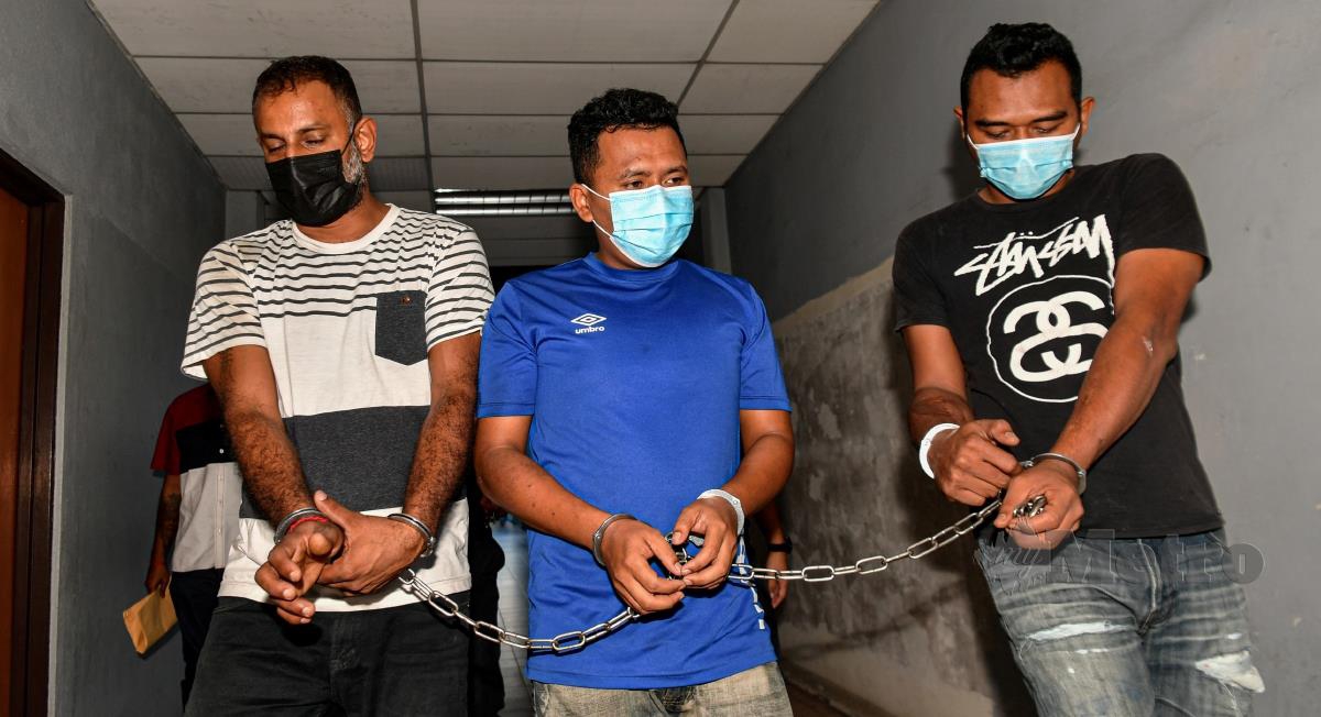 Tiga rakan G.Agilan, 37, (kiri) Rahisham Abdul Ghani, 35, (kanan) dan Mohd Asrul Afandy Zulkfili, 32, (tengah) hadir di Mahkamah Majistret hari ini, atas pertuduhan mengedar dadah jenis syabu seberat 119.7 kilogram, 21 Mac lalu. FOTO BERNAMA