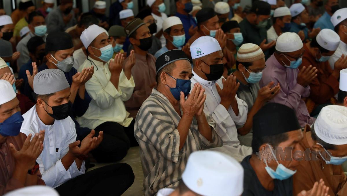 Jemaah berdoa selepas menunaikan solat Jumaat dalam keadaan tanpa penjarakan fizikal selepas negara memasuki Fasa Endemik bermula hari ini, semasa tinjauan di Masjid Kampung Gong Tok Nasek di sini hari ini.FOTO GHAZALI KORI