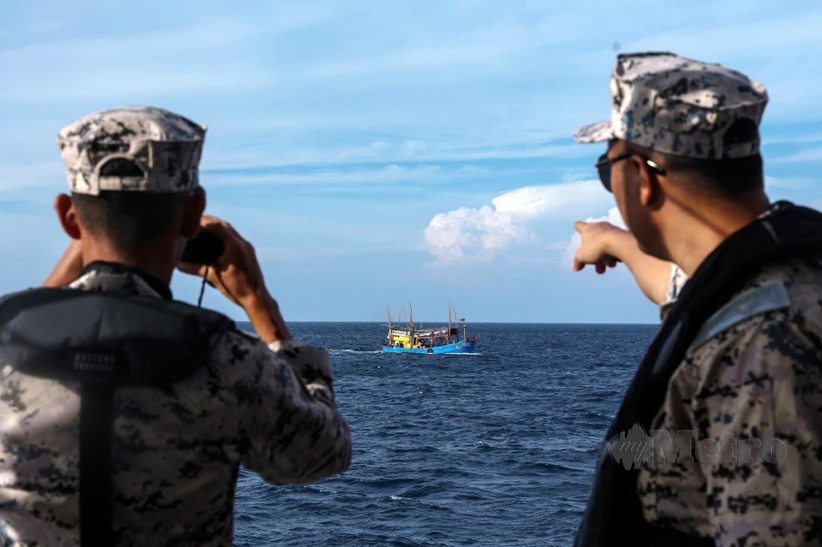 Timbalan Pengarah (Operasi) Maritim Kelantan Komander Maritim Amiludin Yenggah bersama anggotanya meninjau dan membuat pemeriksaan rutin kapal-kapal nelayan di perairan Terengganu. FOTO BERNAMA