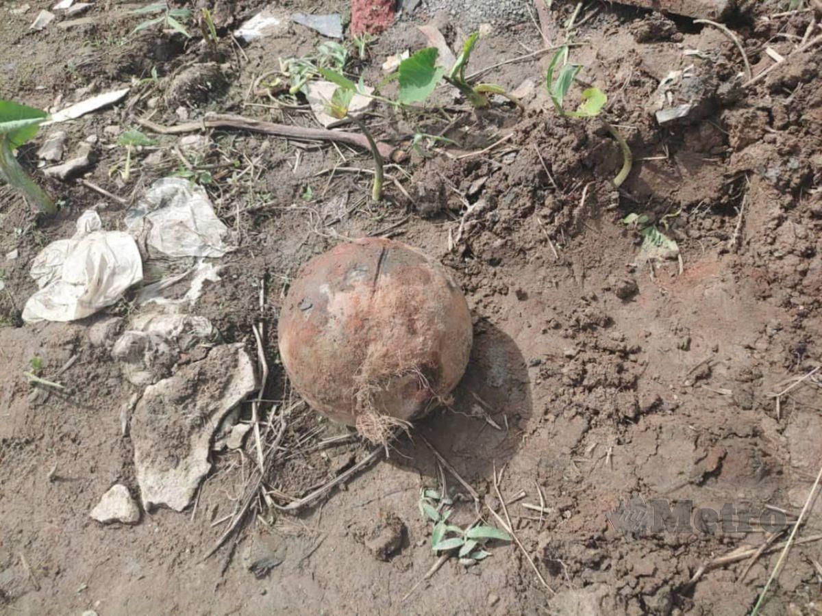 Sebutir bom lama yang ditemui di Kampung Mengkadang, Kolombong, Kota Kinabalu. FOTO Ihsan PDRM