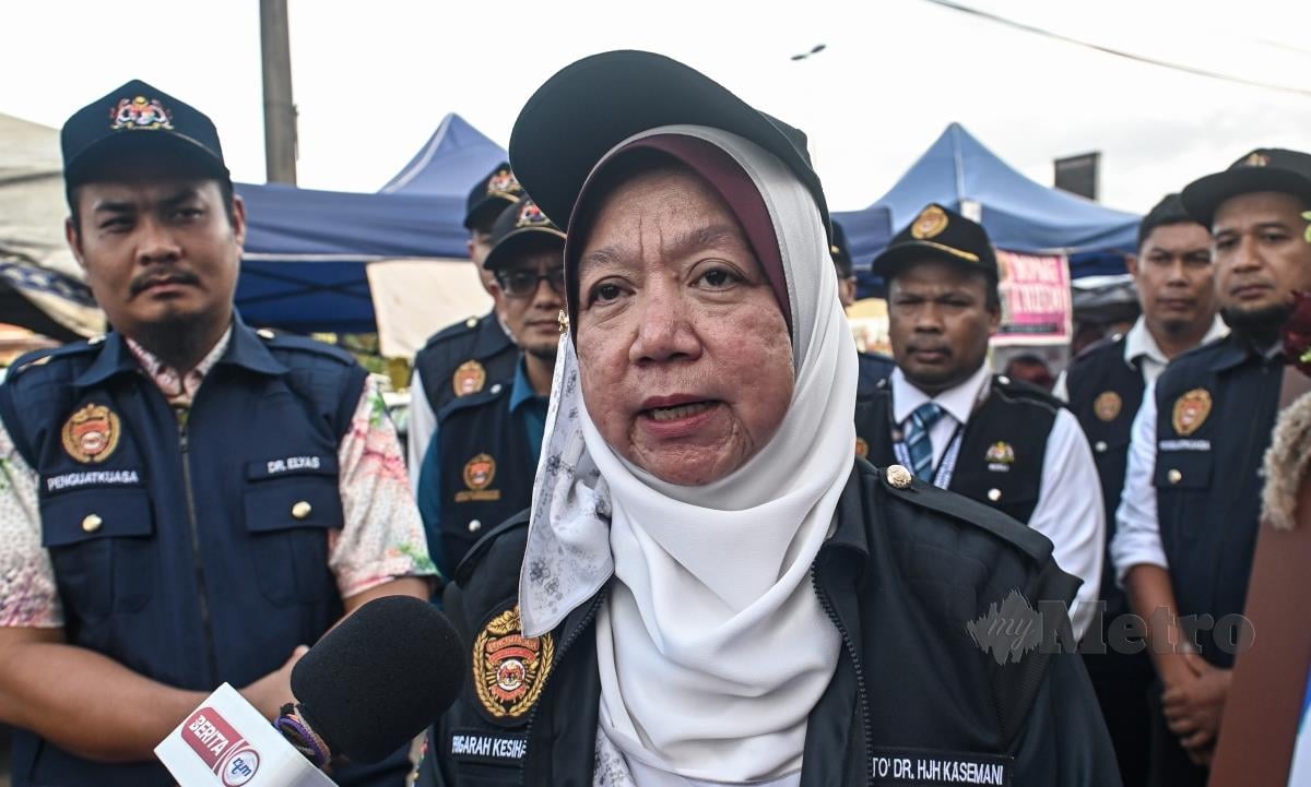 Pengarah Kesihatan Negeri Terengganu, Datuk Dr Kasemani Embong ketika bertemu pengamal media  selepas melakukan Tinjauan Mesra  sempena Ramadan di Bazar Ramadan Wakaf Tapai hari ini. FOTO BERNAMA