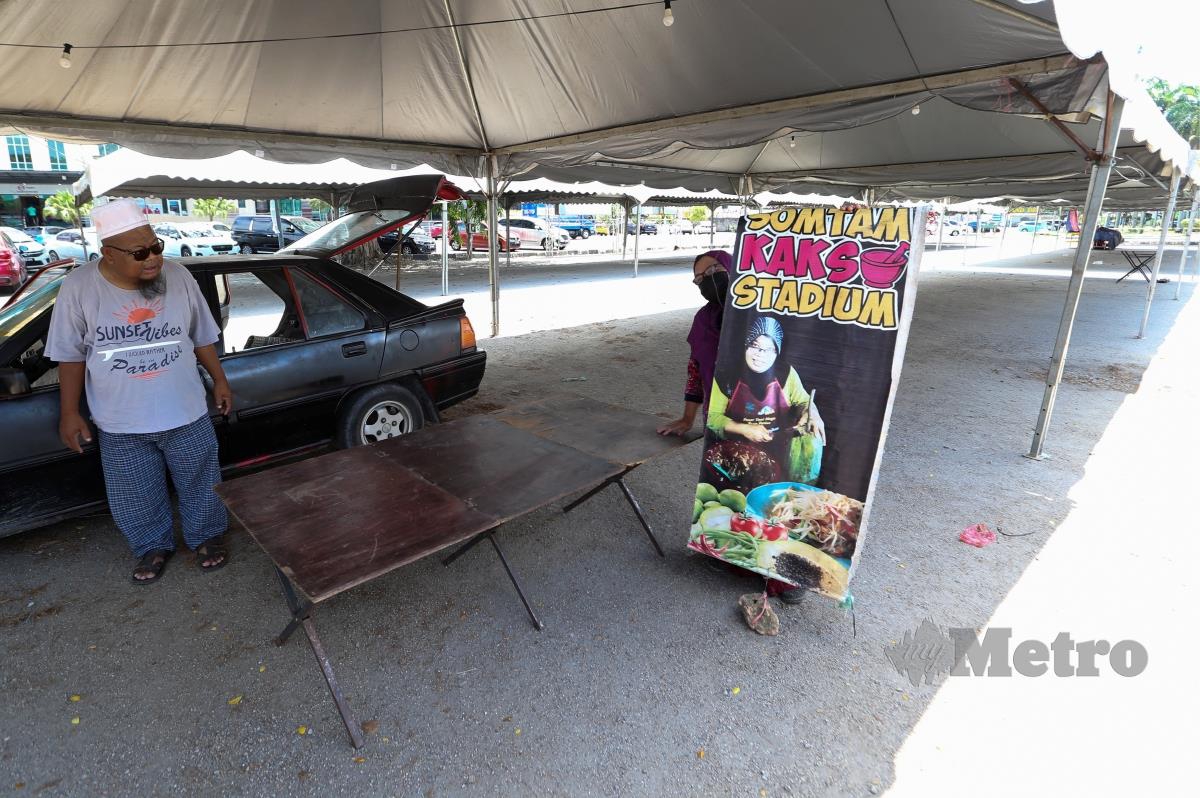 Penyewa tapak bazar ramadan, Suraya Abdul Mutalib, 55 membuat persiapan sebelum memulakan perniagaan bazar ramadan esok di tapak jualan di Bazar Ramadan perkarangan Stadium Sultan Muhammad IV, di sini. FOTO NIK ABDULLAH NIK OMAR