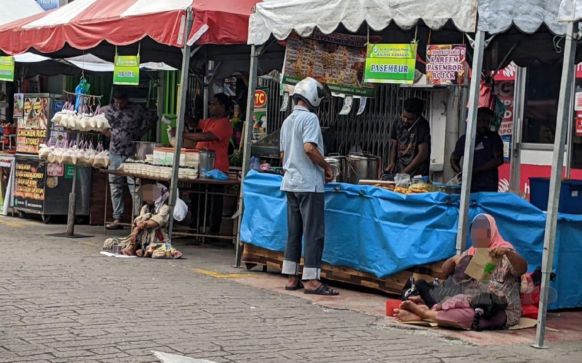 Sebahagian daripada pengemis dipercayai warga asing dilihat meminta sedekah di sekitar bazar Ramadan di Lebuh Queen di sini. FOTO ZUHAINY ZULKIFFLI