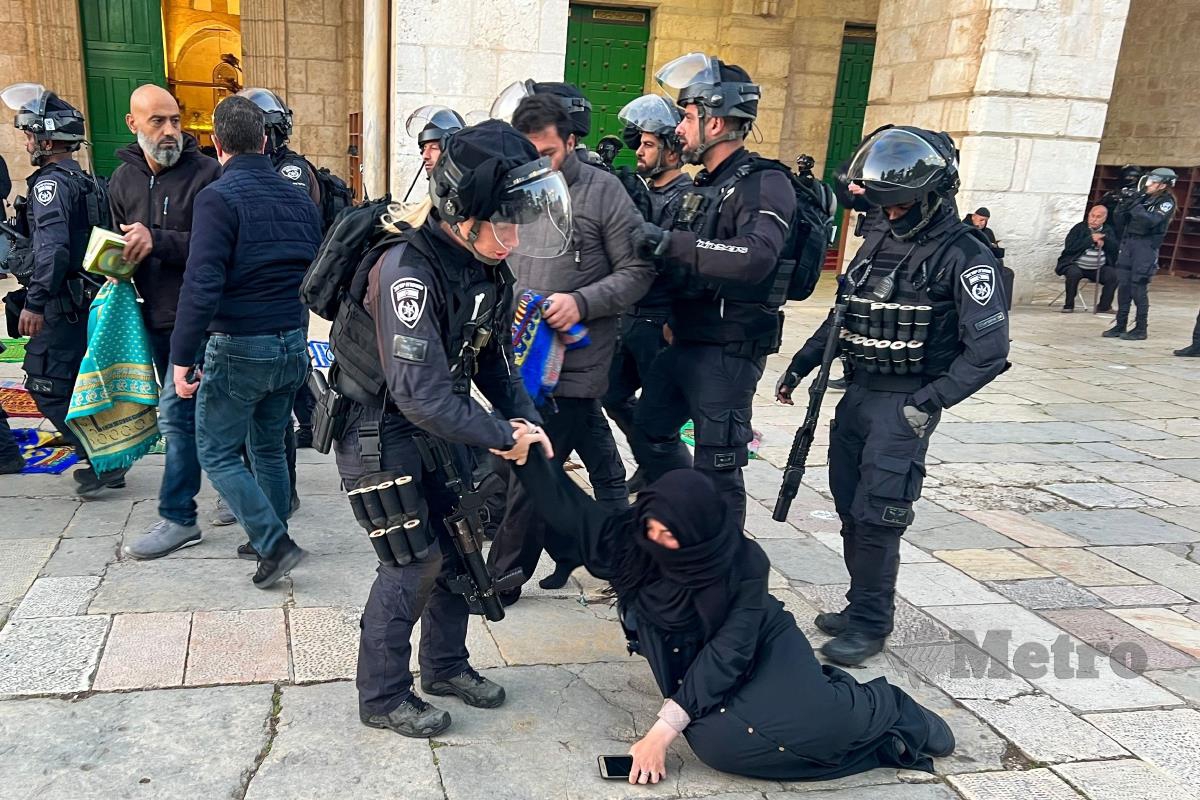 Polis dan tentera Zionis Israel menggempur dan mencemari kesucian Masjid Al-Aqsa dengan memukul penduduk dan merosakkan beberapa fasiliti utama di kawasan masjid. FOT AFP