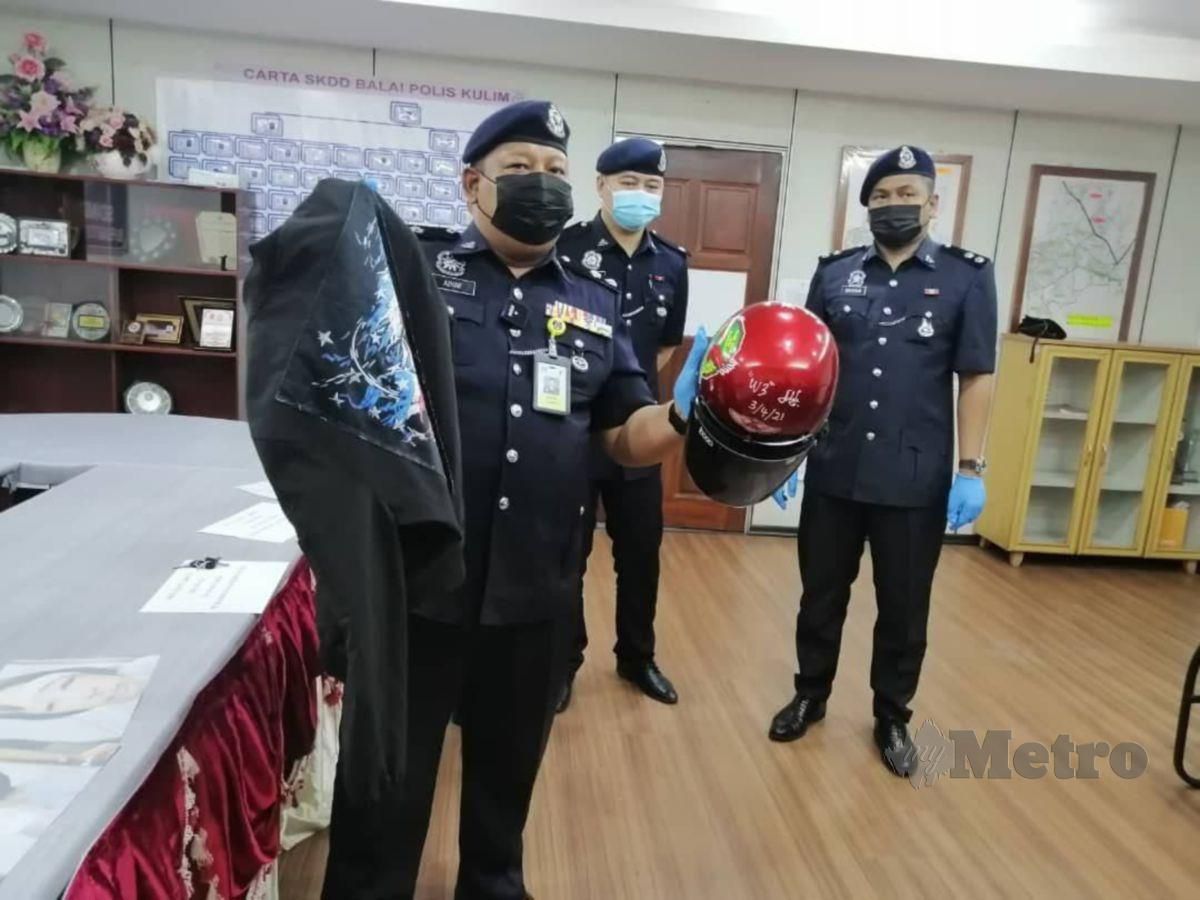 Ketua Polis Daerah Kulim, Superintendan Azhar Hashim (kiri) menunjukkan jaket dan topi keledar yang digunakan dua suspek Geng Arvind untuk melakukan kegiatan samun di daerah ini. FOTO ZULIATY ZULKIFFLI
