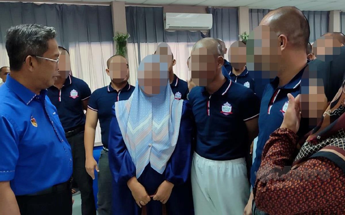 Exco Kanan Kerajaan Negeri Sembilan Datuk Seri Jalaluddin Alias ketika berbual bersama banduan dan ahli keluarga  yang menerima PBSL di Institusi Pemulihan Dadah Jelebu. FOTO ABNOR HAMIZAM ABD MANAP