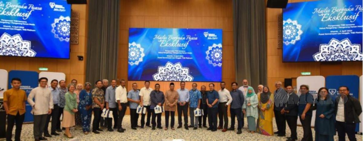 Pengurusan tertinggi Tenaga Nasional Berhad (TNB) meraikan ketua pengarang media tempatan dalam majlis berbuka puasa di Pusat Konvensyen Leo Moggie, TNB Platinum, Bangsar, Kuala Lumpur semalam. FOTO ihsan TNB