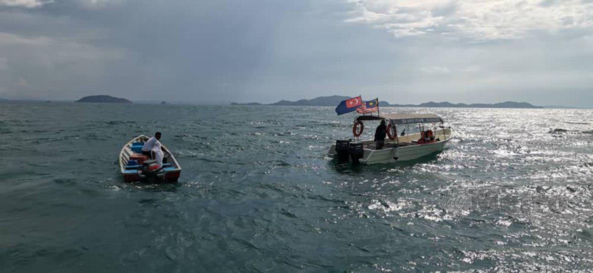 Bot (berbumbung) yang dinaiki empat penyelam sebelum aktiviti menyelam di Pulau Tokong Sanggol, Mersing. FOTO IHSAN APMM