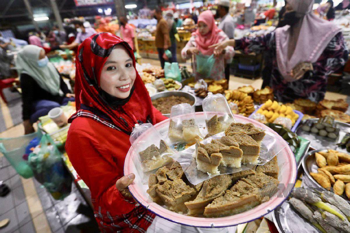 Nor Khaleeda Muhamad, 30 menunjukkan Kuih Tok Aji Sereban yang dijual kepada pelanggan ketika tinjauan di Bazar Ramadan Batu Enam. FOTO GHAZALI KORI