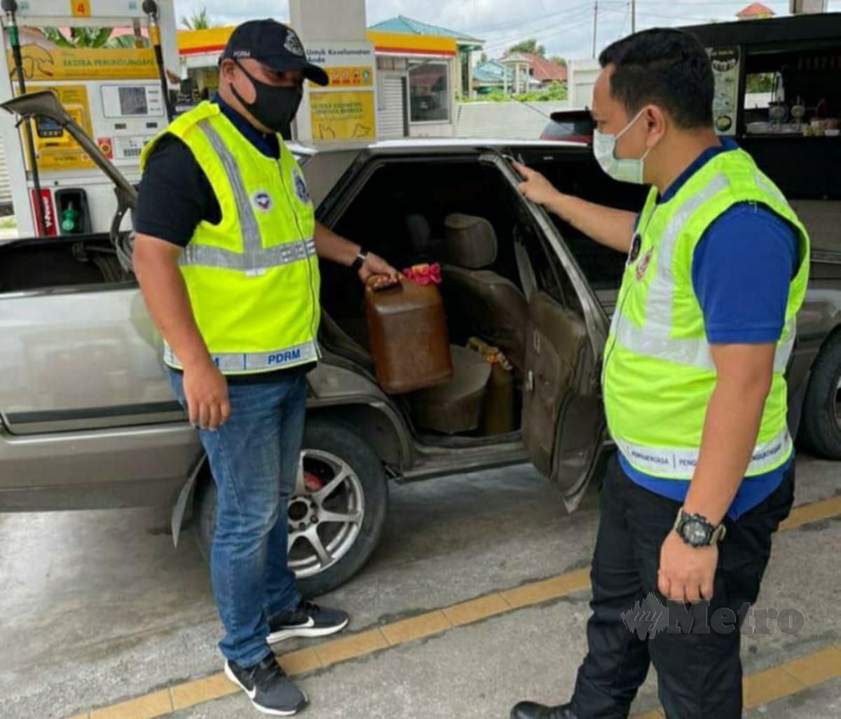 Sebanyak 130 liter petrol dianggarkan bernilai RM266.50 yang dirampas terhadap sebuah kereta jenis Proton Saga yang dipunggah seorang penyeludup untuk diseludup ke negara jiran. FOTO IHSAN KPDNHEP