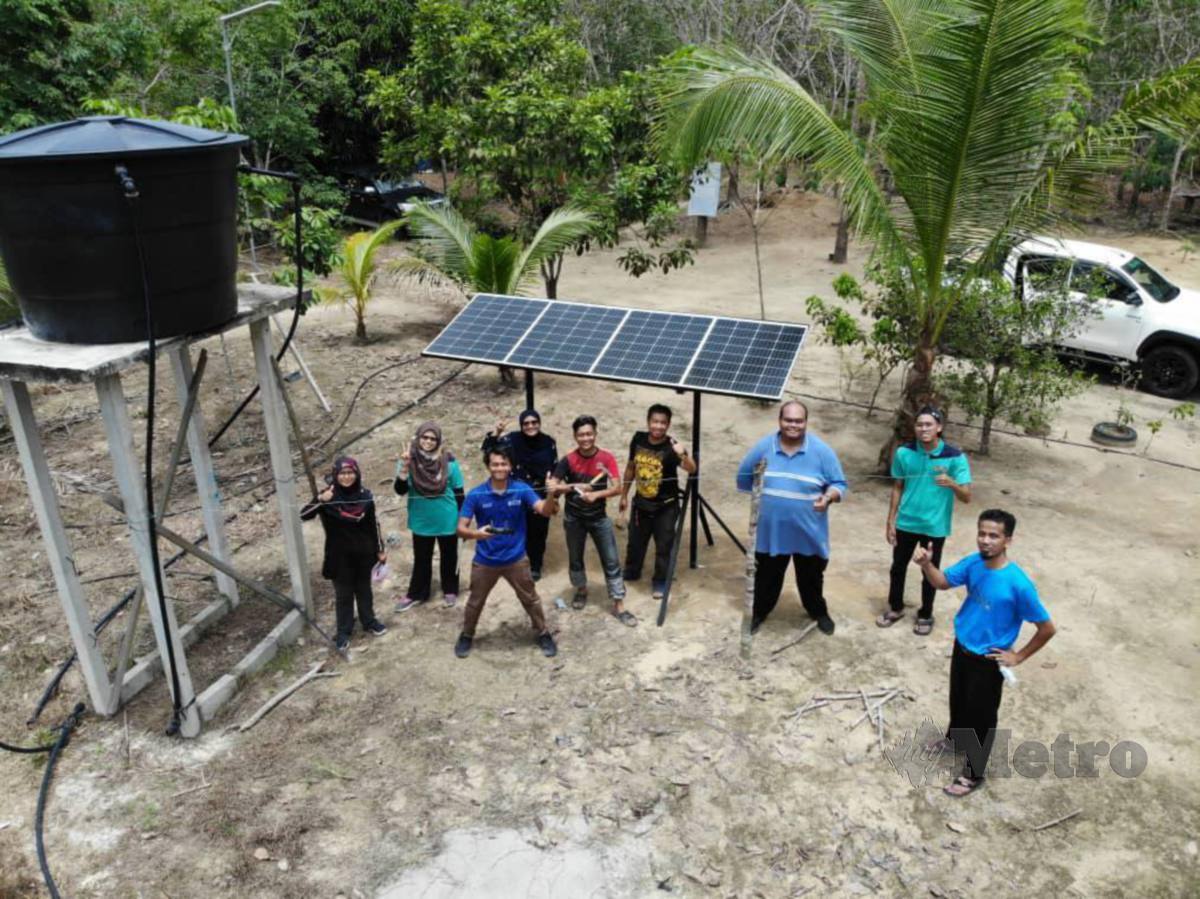 Sebanyak 19 buah rumah dihuni seramai 145 penduduk orang asli Kampung Tewowoh di Mersing Johor terbabit dalam projek Pemasangan Sistem Solar Panel (PV) dan penghad tenaga hasil tanggungjawab sosial korporat Universiti Teknologi Malaysia (UTM) dan Bank Islam Malaysia Bhd (Bank Islam). FOTO IHSAN UTM
