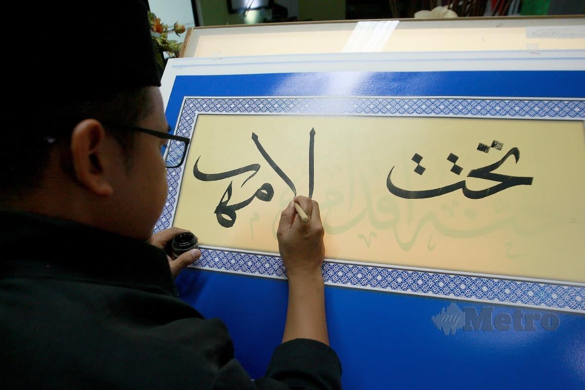 Ketua Jabatan Kaligrafi Yayasan Restu, Mohd Zulfikri Mohd Sobri melakukan kerja penulisan khat di Kompleks Seni Islam Antarabangsa Selangor, Shah Alam. FOTO FAIZ ANUAR
