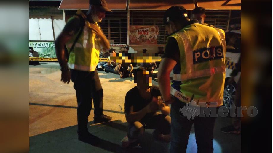 LELAKI yang baru dua hari dibebaskan kerana berkaitan kes dadah ditahan polis kerana ingkar Perintah an Pergerakan (PKP) di persimpangan lampu isyarat Taman Nuri, Jalan Datuk Kumbar. FOTO Zuliaty Zulkiffli