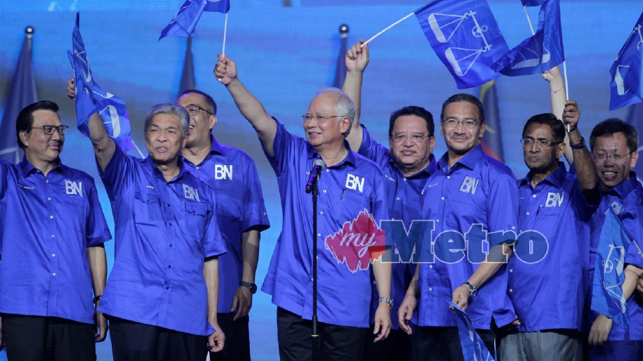 PENGERUSI Barisan Nasional, Datuk Seri Najib Razak bersama sebahagian barisan pimpinan kanan Barisan Nasional pada Majlis Pelancaran Manifesto Barisan Nasional Pilihanraya Umum ke-14 (PRU14) di Axiata Arena, Bukit Jalil. FOTO AIZUDDIN SAAD