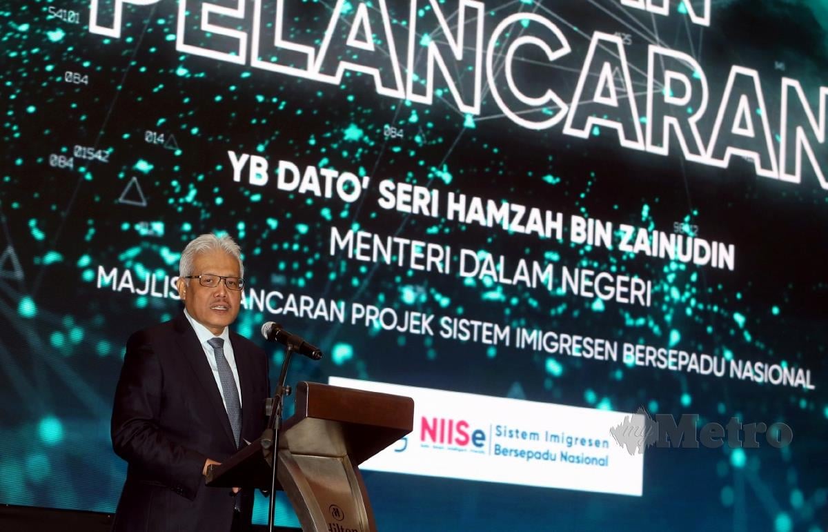 Menteri Dalam Negeri, Datuk Seri Hamzah Zainuddin berucap ketika majlis pelancaran Projek National Integrated Immigration System (NIIse) di Kuala Lumpur. FOTO HAIRUL ANUAR RAHIM