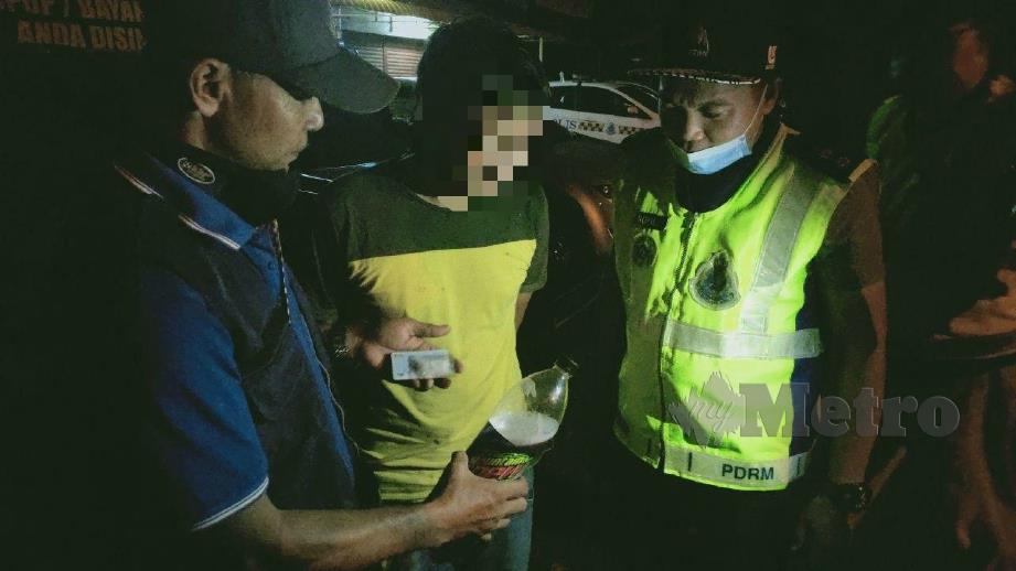 POLIS menahan lelaki bersama dadah dan air ketum yang dibawa bersama di sekatan pemeriksaan di persimpangan lampu isyarat Jalan Pantai Johor ke Gunung Keriang, malam tadi. FOTO Zuliaty Zulkiffli