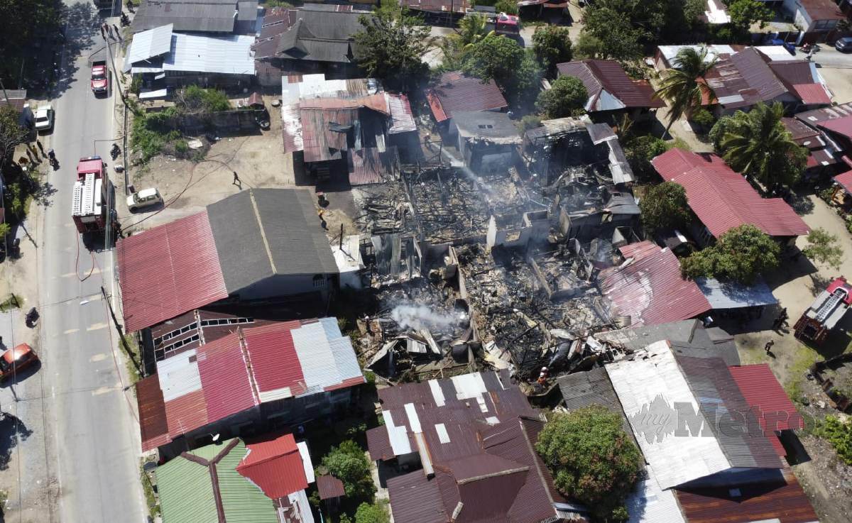 Enam buah rumah hangus dalam kebakaran di Kampung Dalam Rhu tengah hari tadi menyebabkan empat keluarga tinggal sehelai sepinggang. FOTO NIK ABDULLAH NIK OMAR