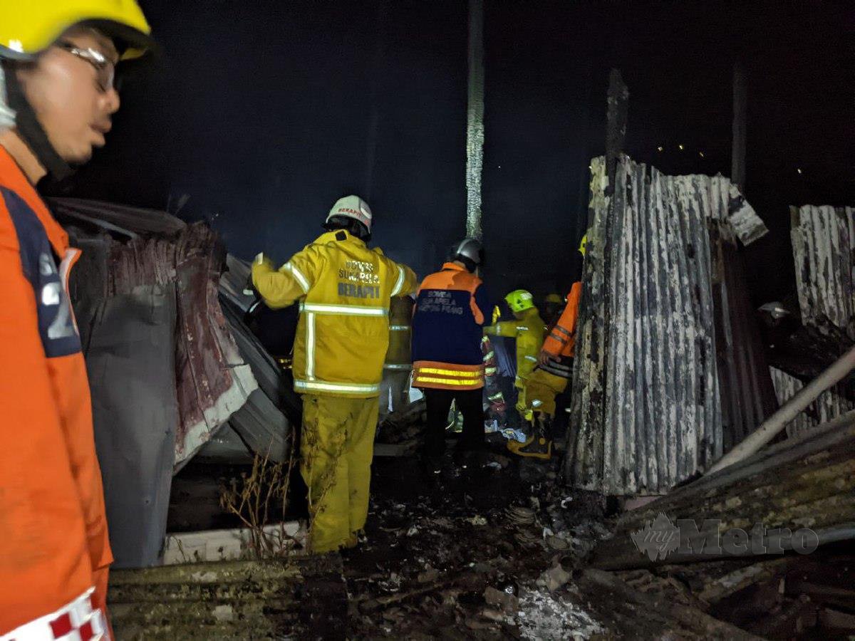 Pasukan penyelamat yang terbabit dengan kerja memadamkan kebakaran tiga rumah kampung di Jalan Paya Terubong, Kampung Pisang, Air Itam di sini. FOTO ZUHAINY ZULKIFFLI