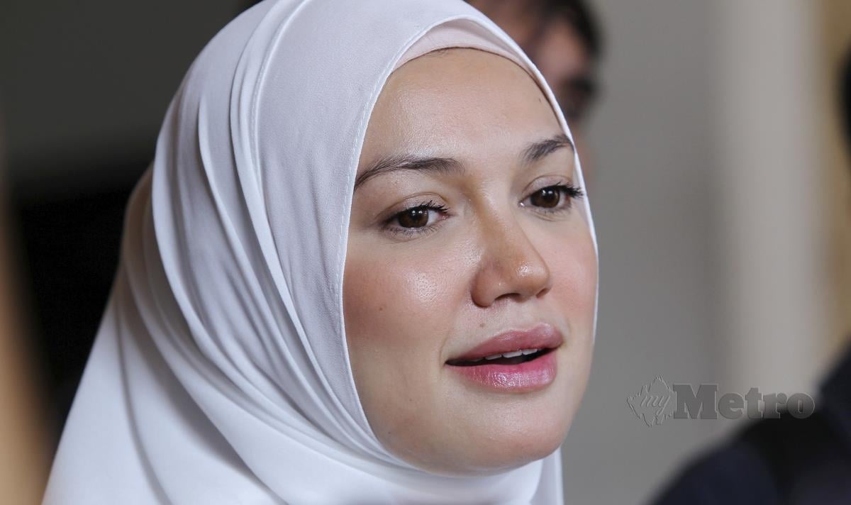 Reaksi pelakon Puteri Sarah ketika hadir ke mahkamah untuk sebutan kedua proses JKP di Mahkamah Rendah Syariah Wilayah Persekutuan. FOTO AZIAH AZMEE