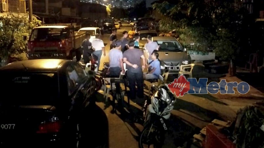 SEBAHAGIAN daripada 52 individu yang positif dadah ditahan anggota AADK dalam Ops Dadah yang dijalankan sekitar Petaling Jaya malam tadi. FOTO NSTP