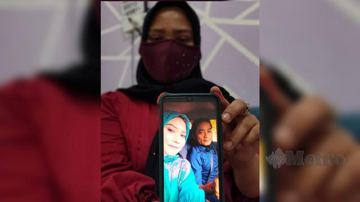 DJ Sal yang juga isteri DJ Wong atau nama sebenar Noor Aziz Johari, 53, menunjukkan gambar suaminya yang hilang sejak Rabu lalu selepas keluar dari rumah mereka di Taman Ria Mesra 2. FOTO IZAD THAQIF HASSAN