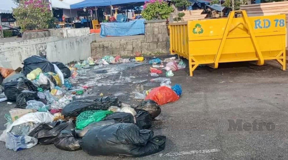 Longgokan sampah diluar tong sampah ditinggalkan orang ramai selepas berbuka puasa. FOTO BAHAROM BAKAR