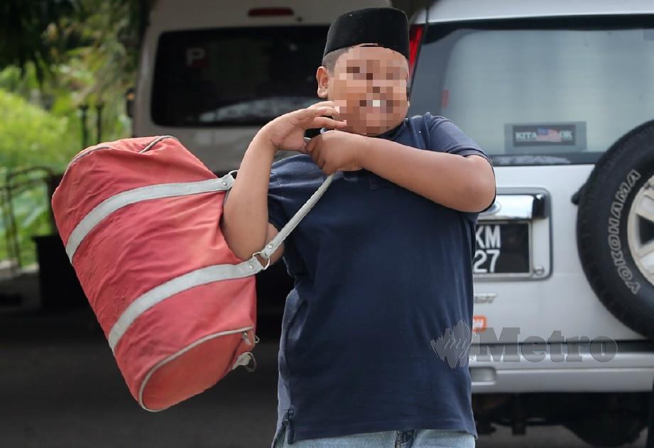 KANAK-KANAK 12 tahun tiba di Rumah Pertubuhan Badan Kebajikan Anak-Anak Yatim Darussalam Kampung Melayu Sungai Rapat, Ipoh selepas tinggal bersendirian sejak dua minggu lalu berikutan ibu kandungnya dipercayai ditahan pihak berkuasa susulan masalah penyalahgunaan dadah. FOTO Abdullah Yusof